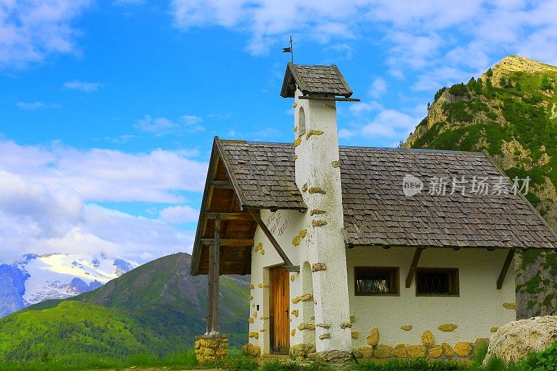 阿尔卑斯山教堂教堂在Falzarego山口和Marmolada, Dolomites